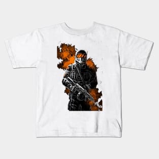 a soldier with his weapon Kids T-Shirt